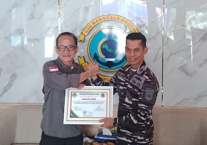 Dedikasi Tanpa Batas, PJS Babel Anugerahkan Penghargaan kepada Danlanal Bangka Belitung