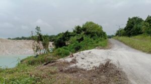 BERADOKNEWS.COM (KOBA, BANGKA TENGAH) — Aktivitas pertambangan timah di kawasan IUP PT Timah Tbk yang berada di Kompleks Perkantoran Pemerintah Kabupaten Bangka Tengah (Bateng) menuai sorotan tajam dari masyarakat. Pasalnya, kegiatan yang dikerjakan oleh perusahaan swasta tersebut diduga telah mengancam dan hampir merusak jalan aspal di area perkantoran Pemkab Bateng. Kamis (15/1/2026)