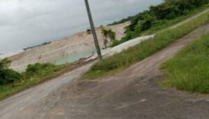 BERADOKNEWS.COM (KOBA, BANGKA TENGAH) — Aktivitas pertambangan timah di kawasan IUP PT Timah Tbk yang berada di Kompleks Perkantoran Pemerintah Kabupaten Bangka Tengah (Bateng) menuai sorotan tajam dari masyarakat. Pasalnya, kegiatan yang dikerjakan oleh perusahaan swasta tersebut diduga telah mengancam dan hampir merusak jalan aspal di area perkantoran Pemkab Bateng. Kamis (15/1/2026)