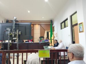 BERADOKNEWS.COM (PANGKALPINANG) — Nama institusi kejaksaan terseret dalam sidang dugaan malpraktik yang menjerat dokter spesialis anak Ratna Setia Asih di Pengadilan Negeri Pangkalpinang. Direktur RSUD Depati Hamzah, Kota Pangkalpinang, Della Rianadita, diduga mencatut kejaksaan saat keluarga pasien menuntut penjelasan atas kematian anak mereka, Aldo Ramdani (10).