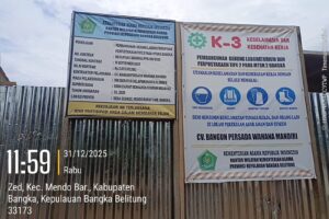 BERADOKNEWS.COM (Bangka Belitung) – Bungkamnya Pejabat Pembuat Komitmen (PPK) proyek pembangunan Gedung Laboratorium dan Perpustakaan Tipe 2 MTsN 2 Desa Zed, Kecamatan Mendo Barat, Kabupaten Bangka, kian memantik sorotan publik terhadap pengelolaan anggaran negara di lingkungan Kementerian Agama Provinsi Kepulauan Bangka Belitung. Proyek yang dikerjakan oleh kontraktor pelaksana CV Bangun Persada Wahana Mandiri ini menjadi perhatian karena dinilai tidak sejalan dengan prinsip transparansi dan akuntabilitas. Rabu (21/1/2026).