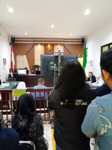 BERADOKNEWS.COM (PANGKALPINANG) — Nama institusi kejaksaan terseret dalam sidang dugaan malpraktik yang menjerat dokter spesialis anak Ratna Setia Asih di Pengadilan Negeri Pangkalpinang. Direktur RSUD Depati Hamzah, Kota Pangkalpinang, Della Rianadita, diduga mencatut kejaksaan saat keluarga pasien menuntut penjelasan atas kematian anak mereka, Aldo Ramdani (10).