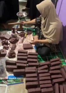 Santri MTsS Plus Bahrul Ulum Belajar Pembuatan Terasi di Kampung Lalang Tunu