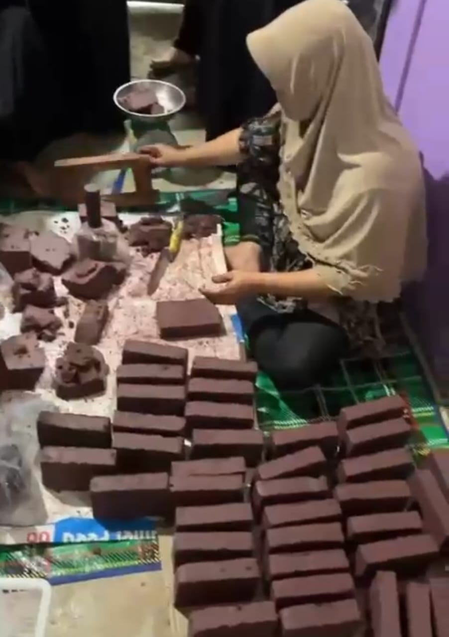 Santri MTsS Plus Bahrul Ulum Belajar Pembuatan Terasi di Kampung Lalang Tunu