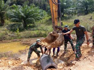 Satgas TMMD Ke – 127 Kodim 0432/Basel Kebut Pembangunan Siring Jalan untuk Lancarkan Jalan Air saat Hujan
