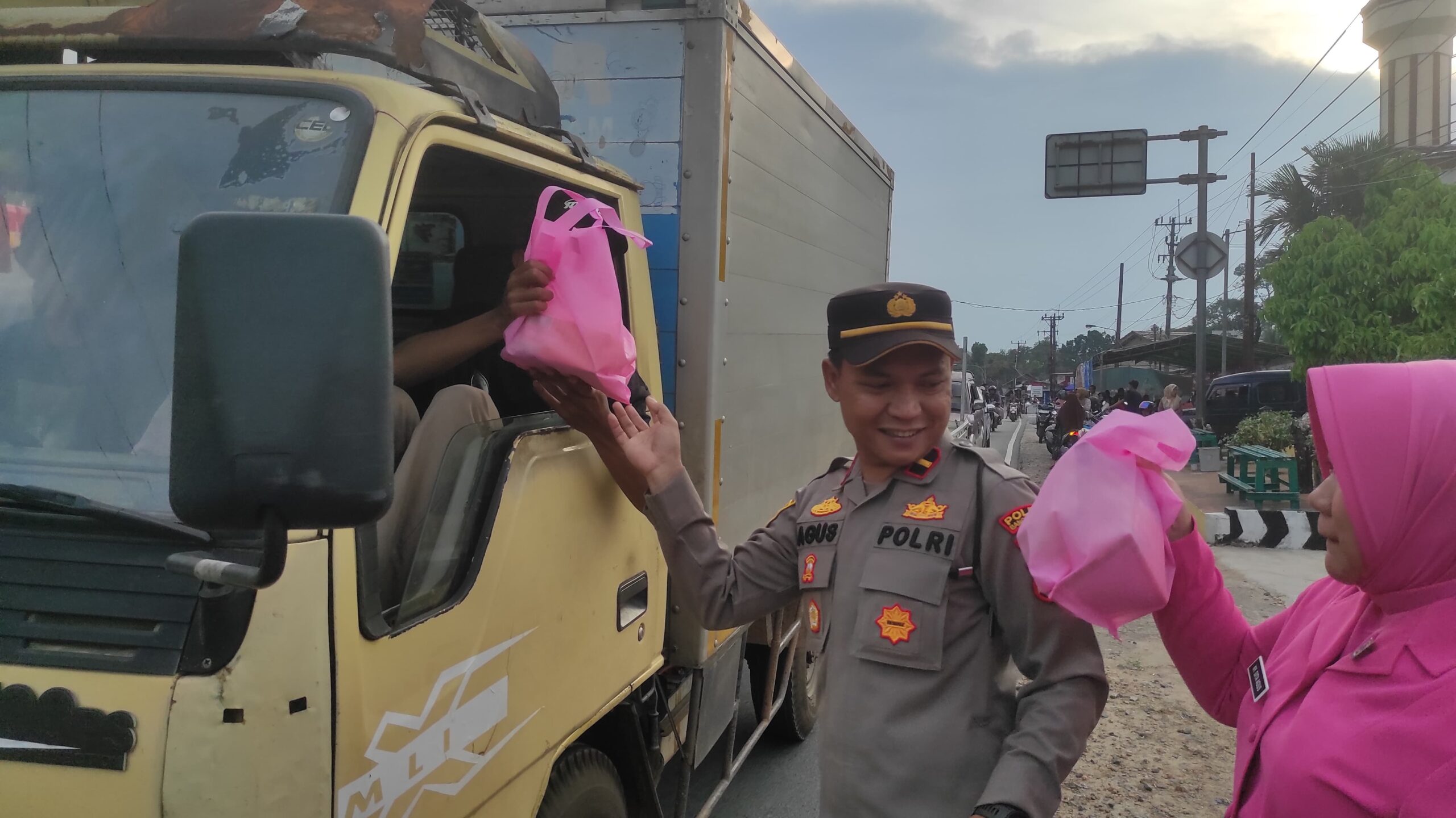 Polsek Simpang Teritip Polres Bangka Barat Bagikan Takjil, Warga Mengaku Terbantu Saat Masih di Perjalanan