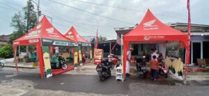 Tetes Bahagia di Halaman Kades Perlang: Saat Lansia dan Guru Ngaji Dipeluk Hangat di Bulan Suci