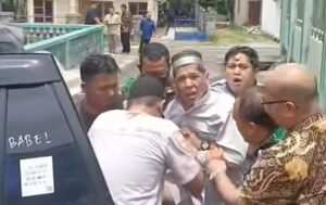 Marwan Mantan Kadis Kehutanan Babel Mengamuk Saat Dieksekusi di Bukit Betung, Kaca Mobil Kejati Pecah Ditendang