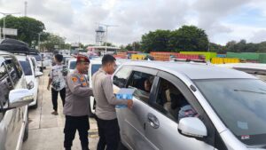 Pemudik Serbu Takjil di Posyan Tanjungkalian, Aksi Humanis Polres Bangka Barat Tuai Apresiasi