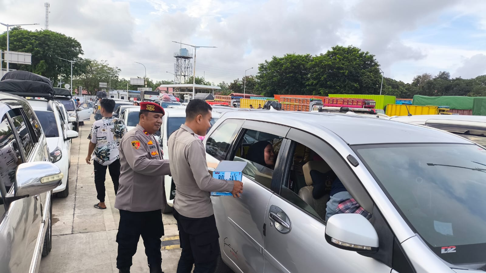 Pemudik Serbu Takjil di Posyan Tanjungkalian, Aksi Humanis Polres Bangka Barat Tuai Apresiasi