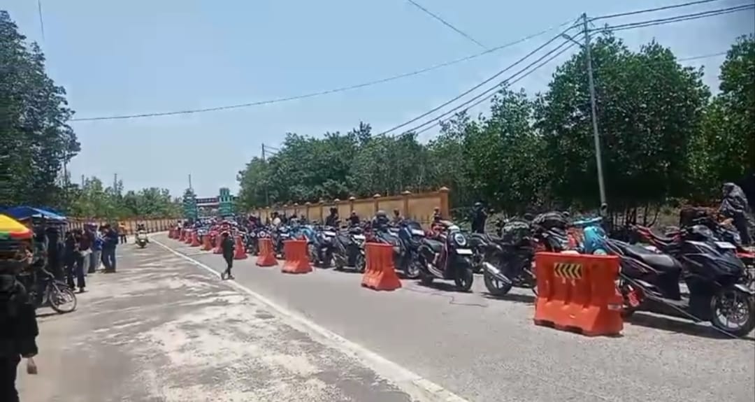 H+4 Lebaran Idul Fitri, Masyarakat Keluhkan Antrian Panjang Di pelabuhan Roro Air Putih