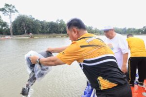 Kapolda-Gubernur Babel Lepas Ribuan Bibit Ikan Nila Di Kolam Bhaypark, Irjen Pol Viktor : Semoga Bermanfaat