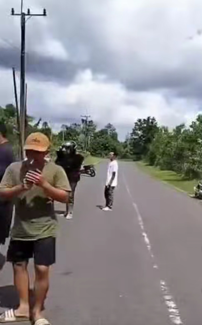 Jalan parit 4 dan jalan raya bakit retak , Di duga akibat Tambang, Beredar Video Warga Bakar Alat tambang Di kolong Biru, tanggung jawab siapa!