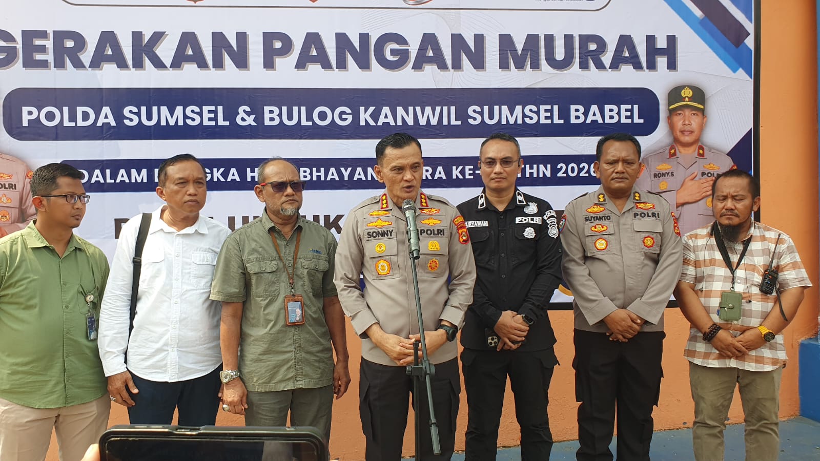Polri untuk Masyarakat, Polda Sumsel Salurkan Bantuan Beras SPHP dan Sembako Serentak di Sumatera Selatan