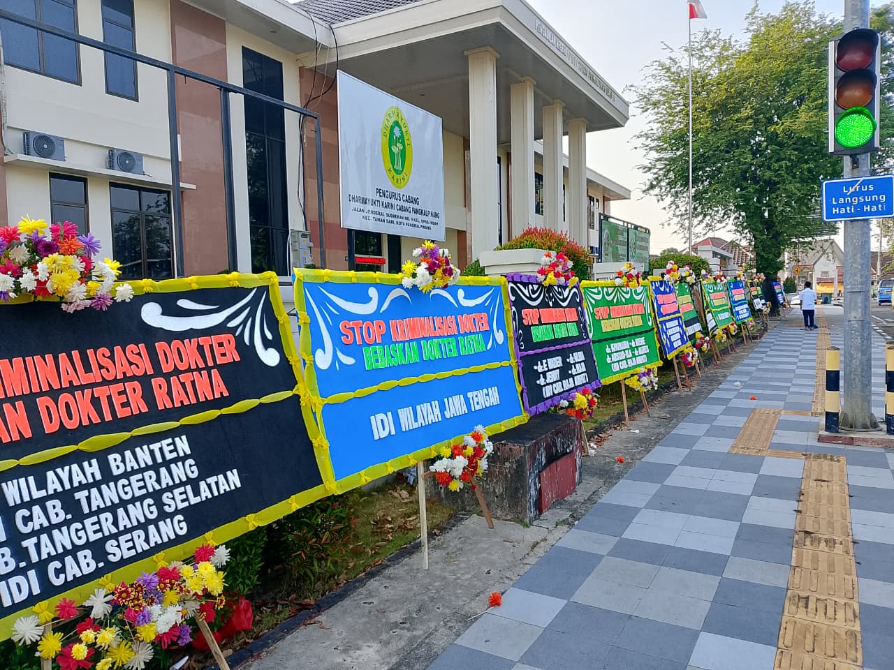 Ratusan Karangan Bunga Penuhi PN Pangkalpinang, Gelombang Solidaritas untuk dr Ratna Menggema dari Seluruh Indonesia
