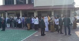 Lautan Jas Putih dan Ratusan Karangan Bunga Kepung PN Pangkalpinang, Harapan Tertuju pada Putusan Hakim