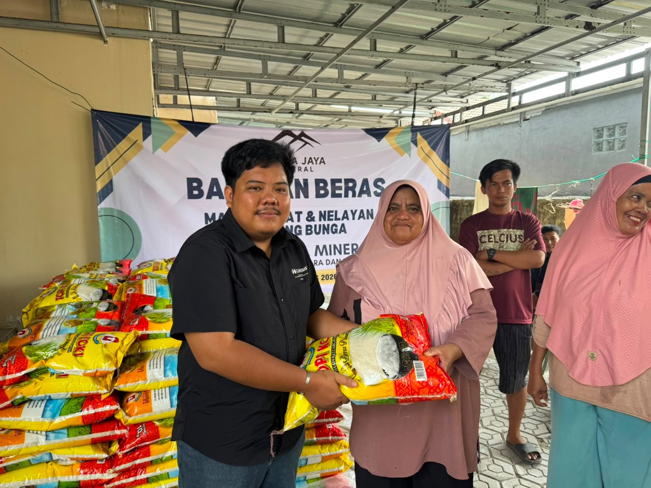 5 Ton Beras Mengalir ke Warga, CV Eka Jaya Mineral Ajak Masyarakat Sampur–Air Itam Tetap Kompak