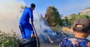 Polres Bangka Barat Gerak Cepat Padamkan Bangkai Kapal Terbakar di Pelabuhan Limbung
