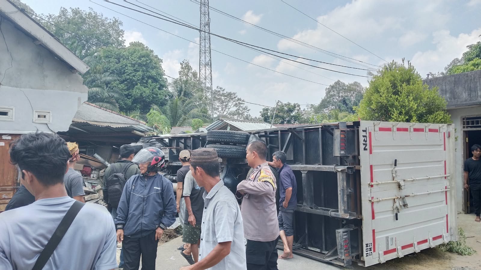 Truk Tabrak Rumah Warga di Pelangas, Polres Bangka Barat Tangani 4 Korban