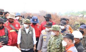 Pangdam XIX Tuanku Tambusai Bersama Menhut Tinjau Titik Api Karhutla Kerumutan