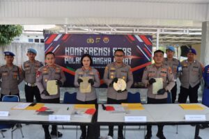 Polres Bangka Barat Gelar Konferensi Pers, Bongkar Modus 15 Balok Timah Disembunyikan di Bawah 10 Ton Tepung