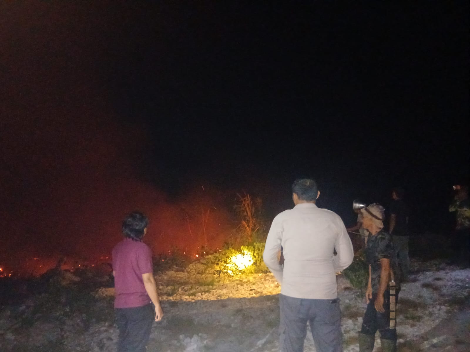 Sigap! Polsek Dendang Bersama Warga Jinakkan Api yang Lahap 0,8 Hektare Lahan Kebun